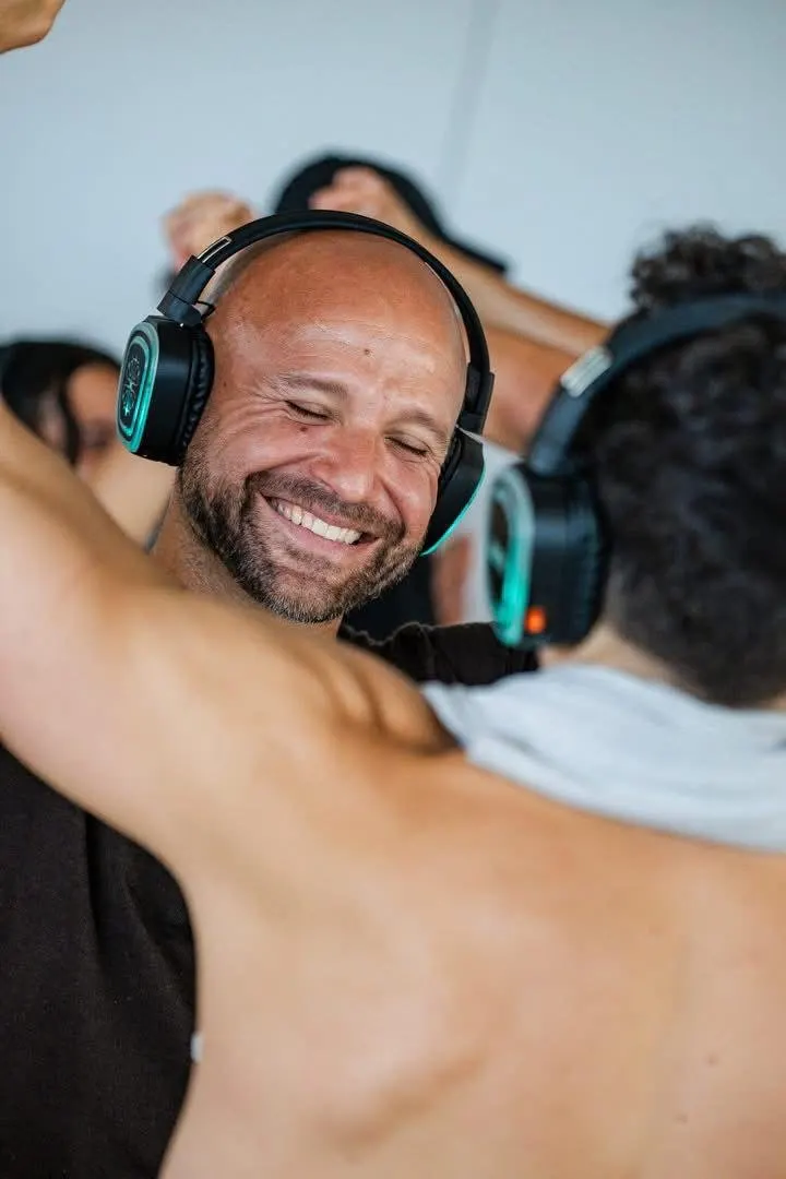 Moment of joy during a SUCO session with headphones